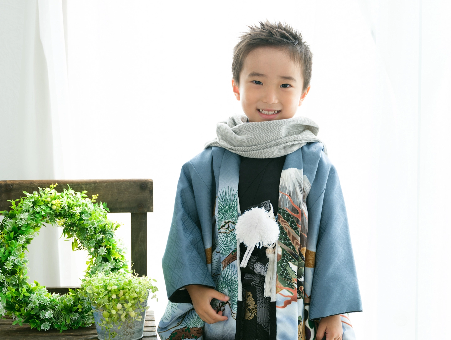 リースを添えて撮影した男の子の七五三写真