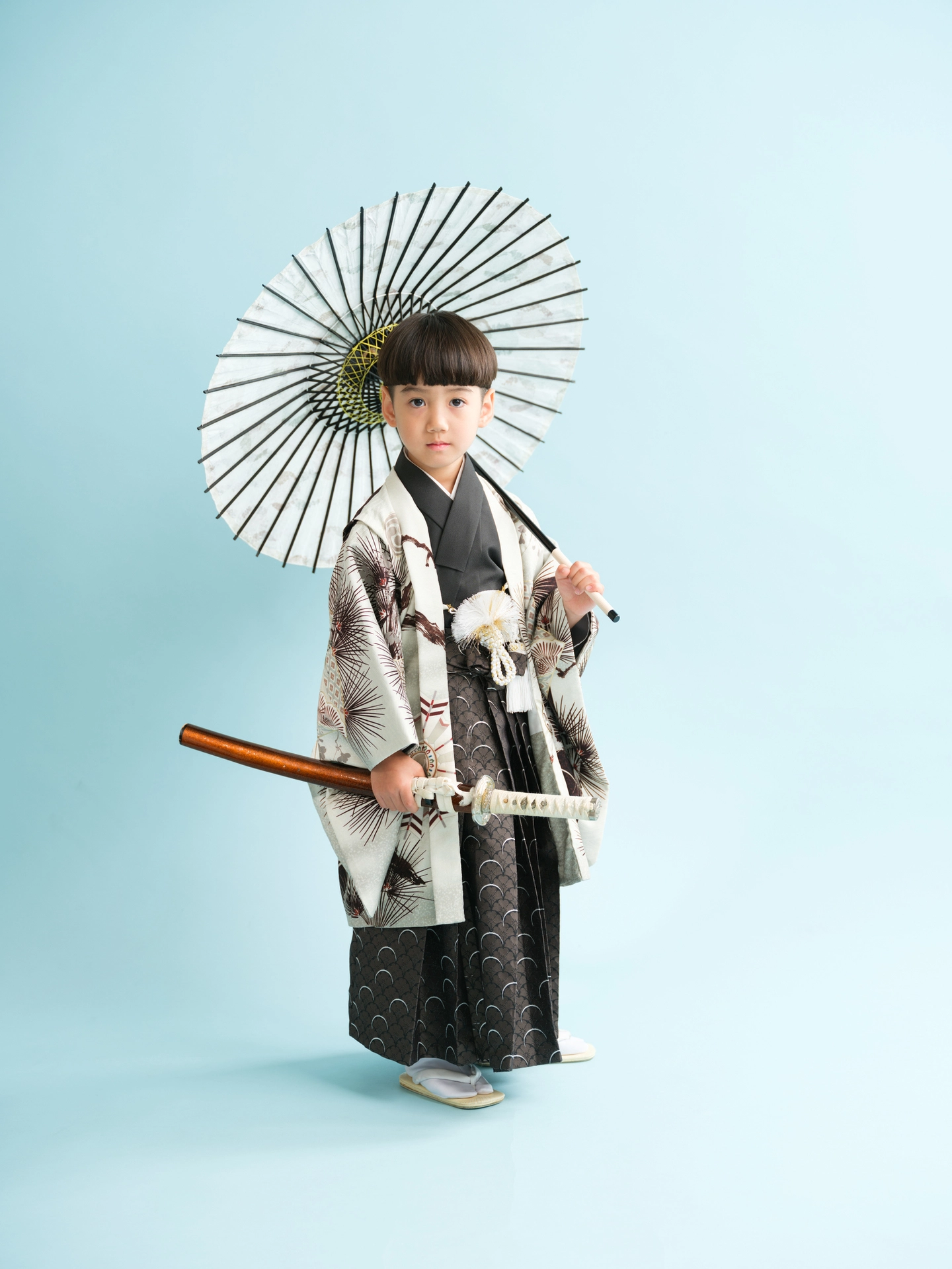 番傘を持った袴姿の男の子の七五三記念写真