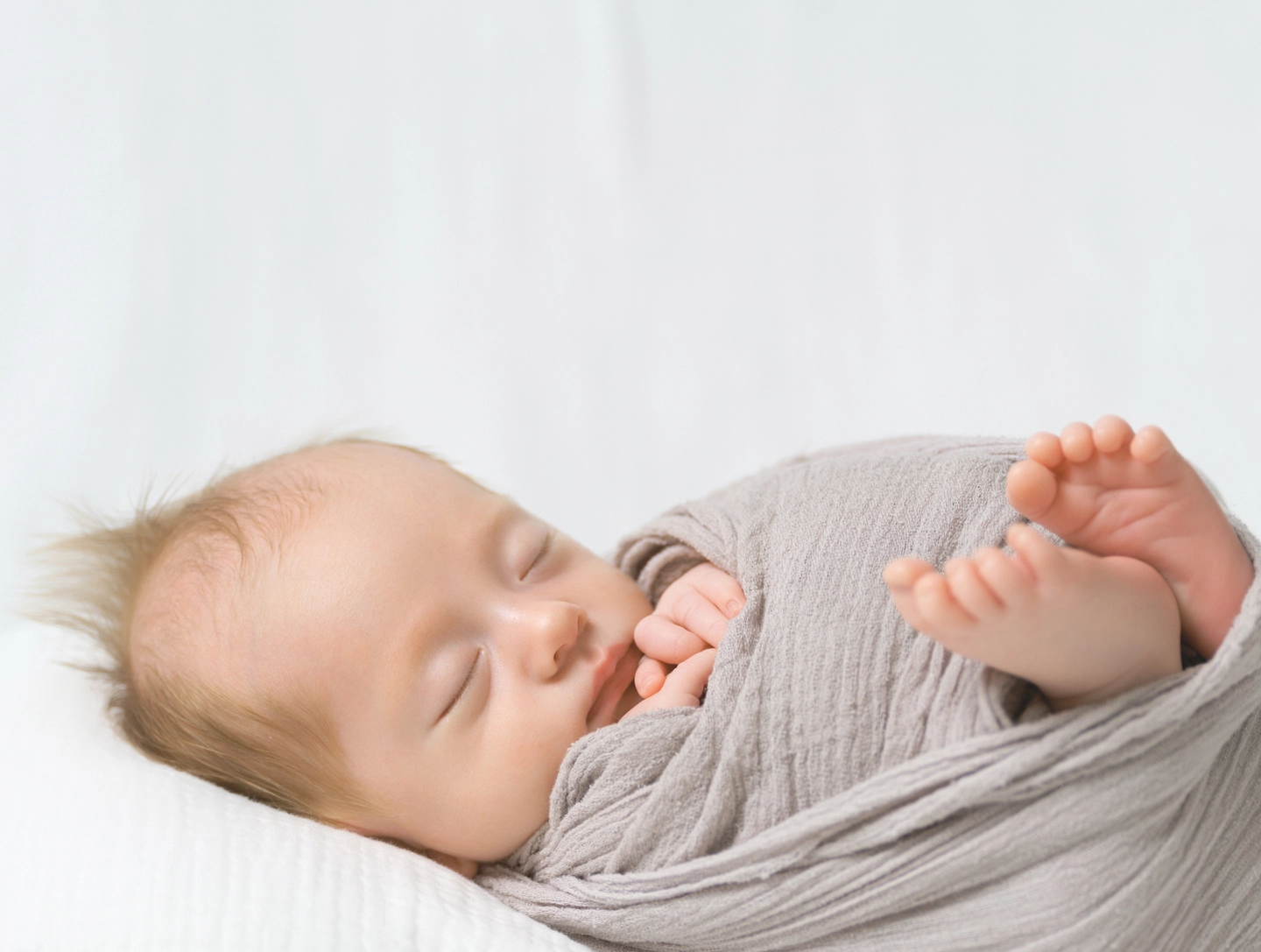 生まれたばかりの赤ちゃんの小さな姿を残すニューボーンフォト