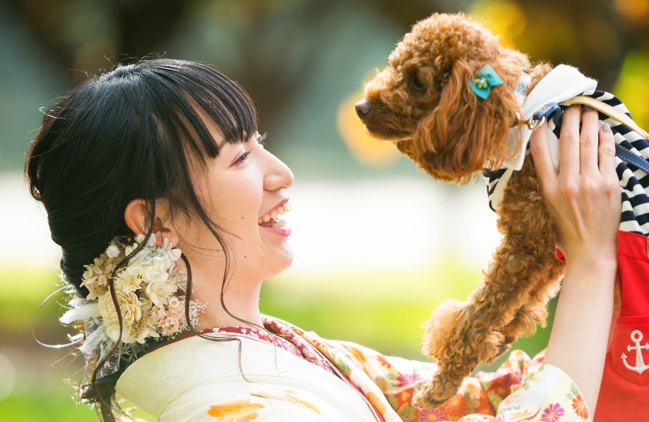 犬と一緒の成人の女性