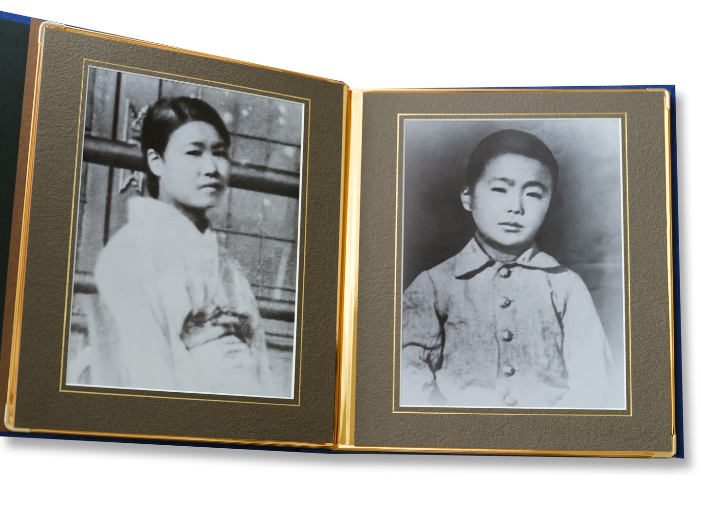 ご家族の古い写真を一冊にまとめたアルバムの中面