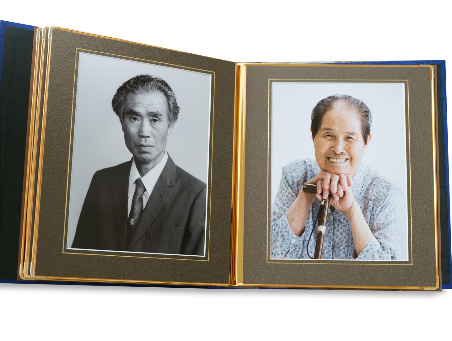 遺影写真を収めたアルバムの見開き